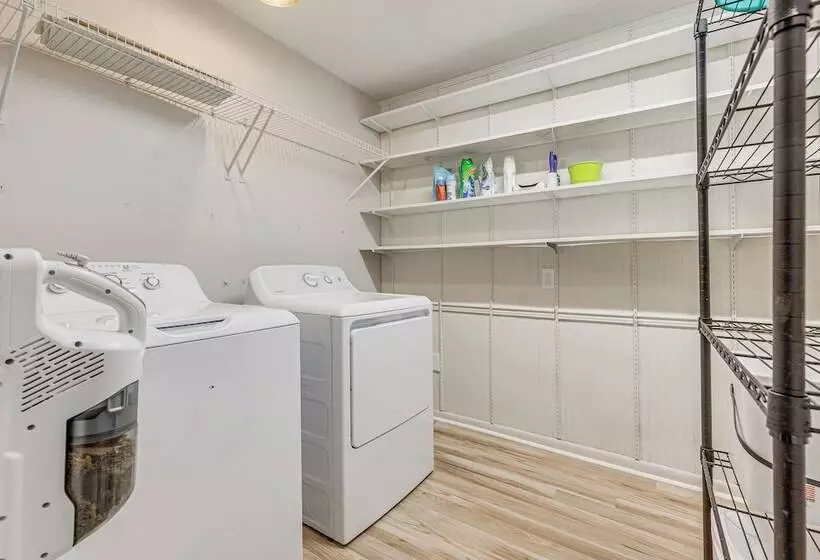 Daphne Home W/ Deck: Close To Beaches & Parks!