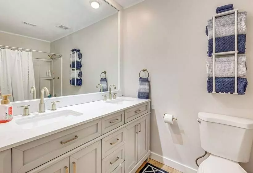 Daphne Home W/ Deck: Close To Beaches & Parks!