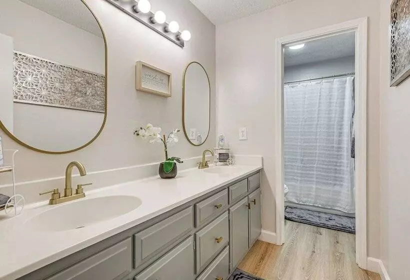 Daphne Home W/ Deck: Close To Beaches & Parks!