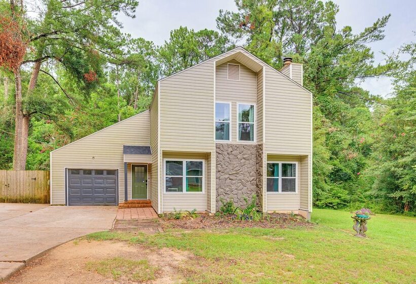 Daphne Home W/ Deck: Close To Beaches & Parks!
