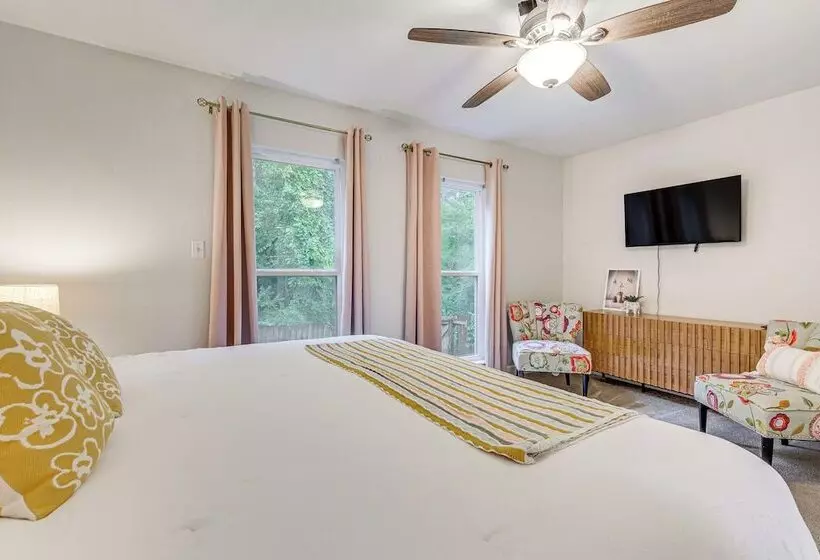 Daphne Home W/ Deck: Close To Beaches & Parks!