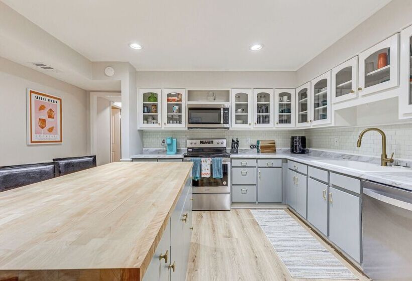 Daphne Home W/ Deck: Close To Beaches & Parks!