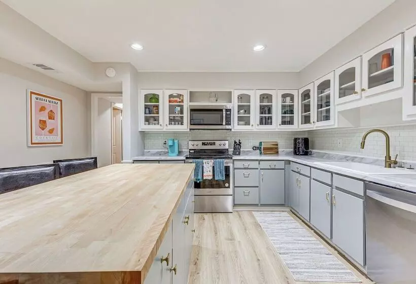 Daphne Home W/ Deck: Close To Beaches & Parks!