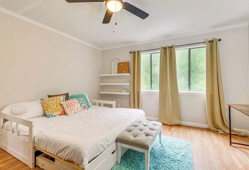 Daphne Home W/ Deck: Close To Beaches & Parks!