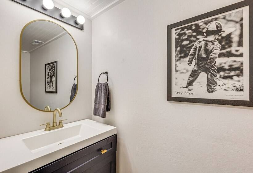 Daphne Home W/ Deck: Close To Beaches & Parks!