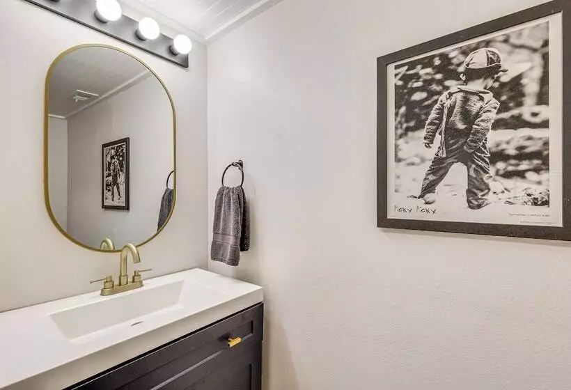 Daphne Home W/ Deck: Close To Beaches & Parks!