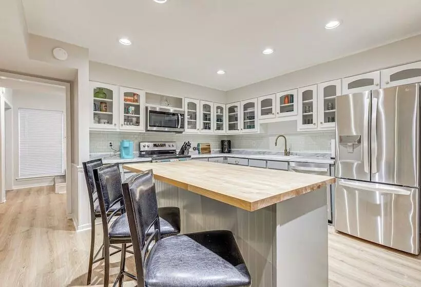 Daphne Home W/ Deck: Close To Beaches & Parks!