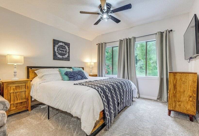 Daphne Home W/ Deck: Close To Beaches & Parks!