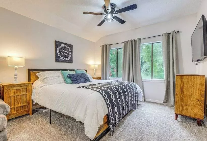 Daphne Home W/ Deck: Close To Beaches & Parks!