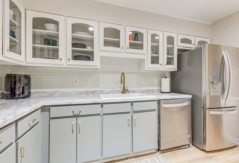 Daphne Home W/ Deck: Close To Beaches & Parks!