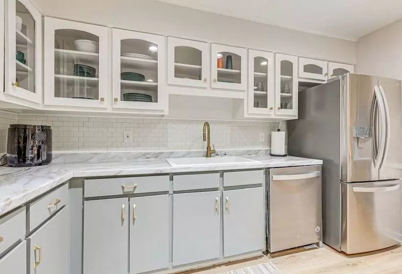 Daphne Home W/ Deck: Close To Beaches & Parks!