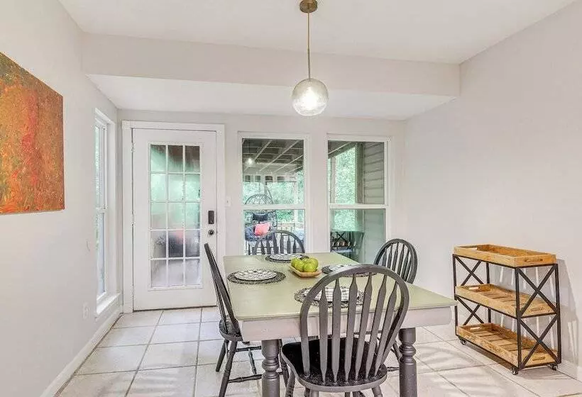 Daphne Home W/ Deck: Close To Beaches & Parks!