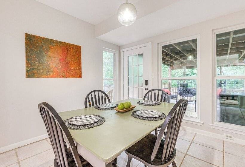 Daphne Home W/ Deck: Close To Beaches & Parks!