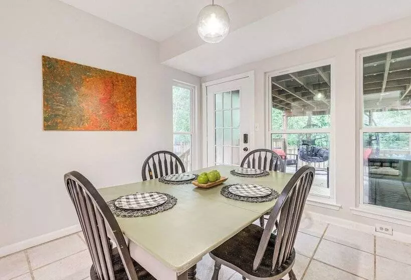 Daphne Home W/ Deck: Close To Beaches & Parks!