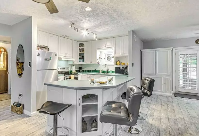Fort Walton Beach Home W/ Pool: 5 Mi To Beach!
