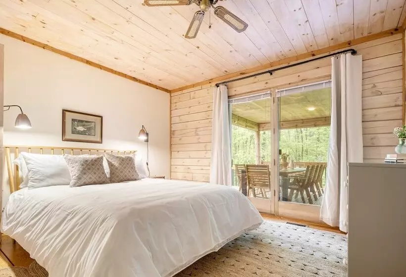 Half Moon By Avantstay 4br Cabin W/ Large Deck & Yard W/ Patio & Outdoor Dining