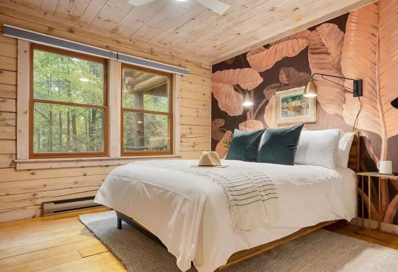 Half Moon By Avantstay 4br Cabin W/ Large Deck & Yard W/ Patio & Outdoor Dining