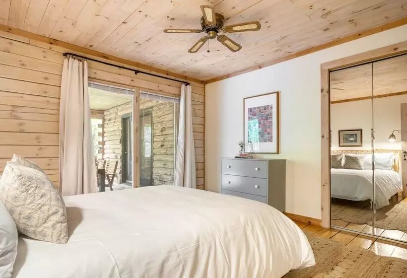 Half Moon By Avantstay 4br Cabin W/ Large Deck & Yard W/ Patio & Outdoor Dining