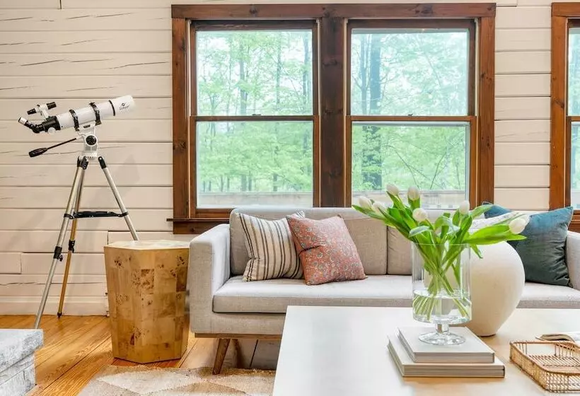 Half Moon By Avantstay 4br Cabin W/ Large Deck & Yard W/ Patio & Outdoor Dining