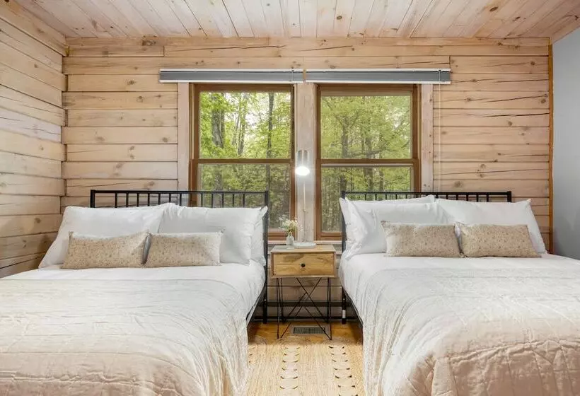 Half Moon By Avantstay 4br Cabin W/ Large Deck & Yard W/ Patio & Outdoor Dining