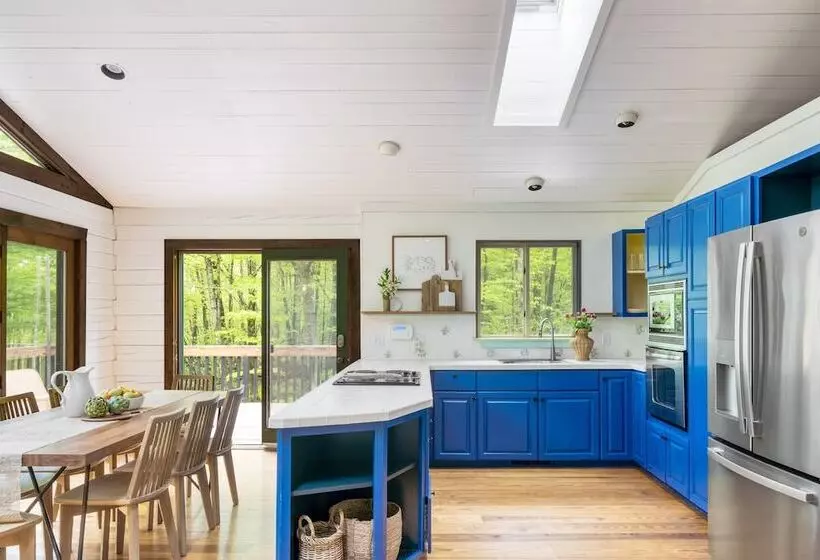 Half Moon By Avantstay 4br Cabin W/ Large Deck & Yard W/ Patio & Outdoor Dining