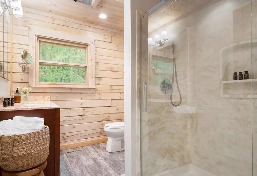 Half Moon By Avantstay 4br Cabin W/ Large Deck & Yard W/ Patio & Outdoor Dining