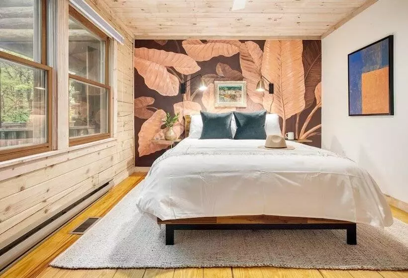 Half Moon By Avantstay 4br Cabin W/ Large Deck & Yard W/ Patio & Outdoor Dining