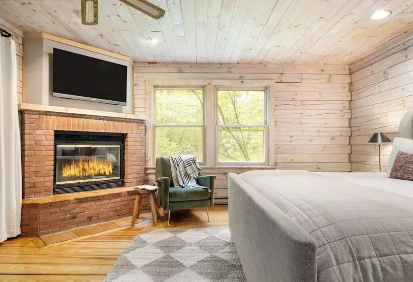 Half Moon By Avantstay 4br Cabin W/ Large Deck & Yard W/ Patio & Outdoor Dining