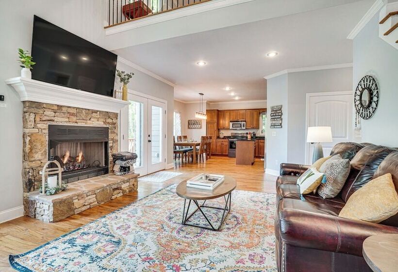 Lakefront Hiawassee Retreat W/ Dock + Hot Tub!