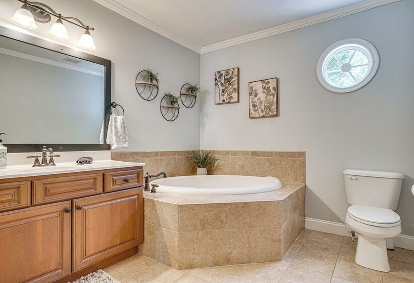 Lakefront Hiawassee Retreat W/ Dock + Hot Tub!