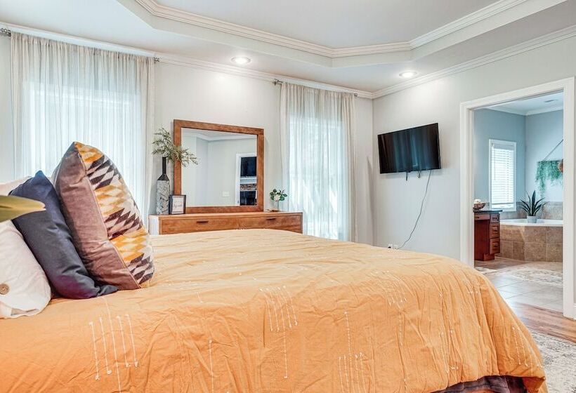 Lakefront Hiawassee Retreat W/ Dock + Hot Tub!