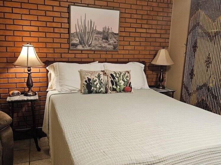 Мотель Roots Retreat