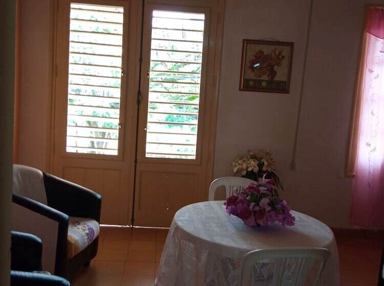 پانسیون Hostal La Caridad