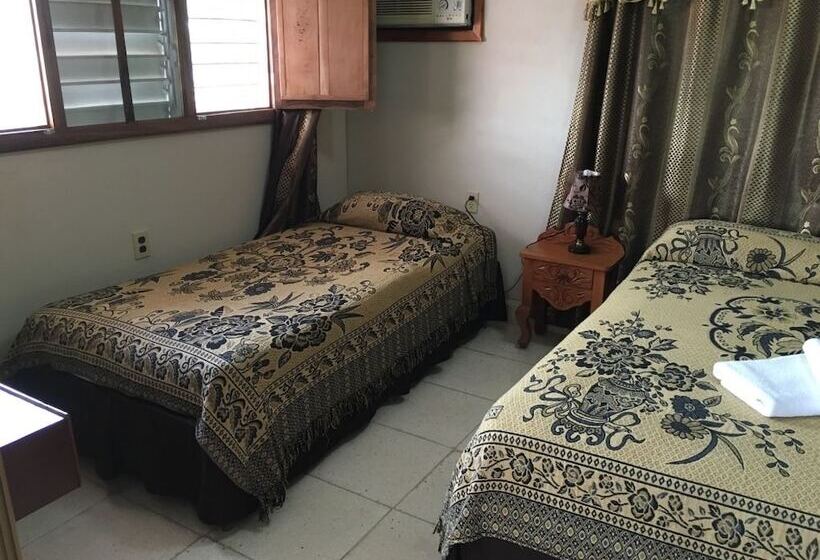 پانسیون Hostal Villa Mirty