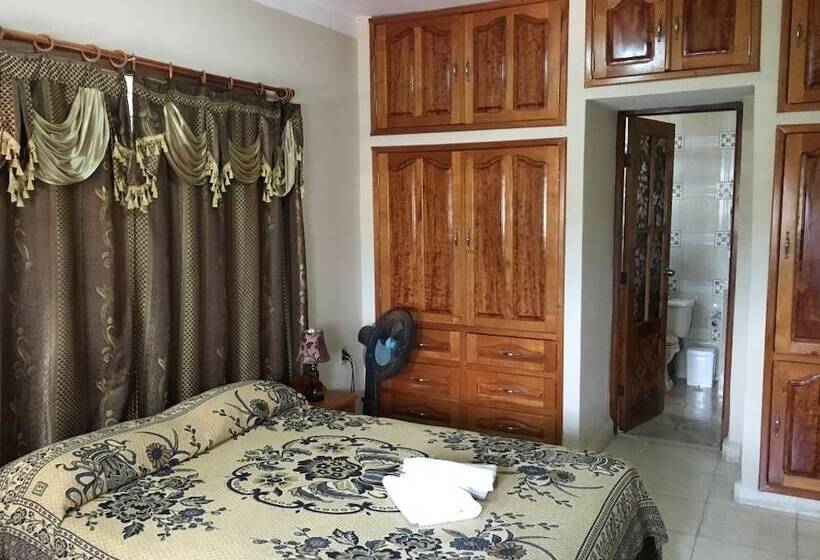 پانسیون Hostal Villa Mirty