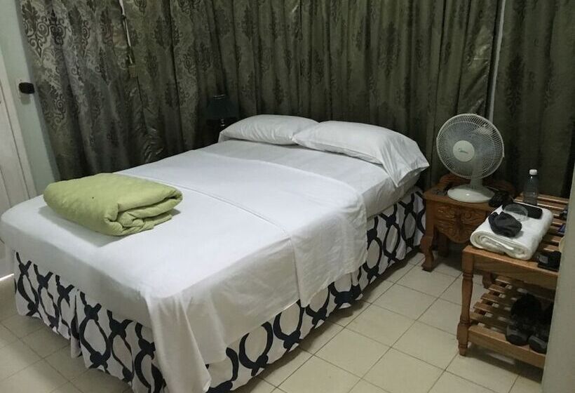 پانسیون Hostal Villa Mirty