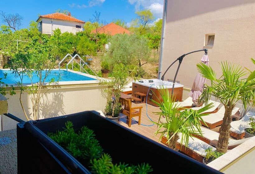 هتل Apartments Tati