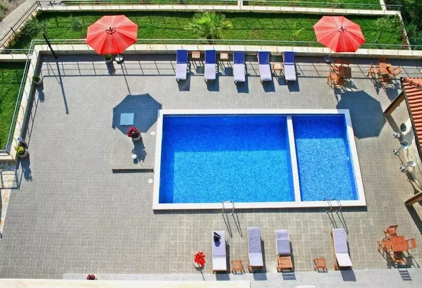 هتل Edem Apartments
