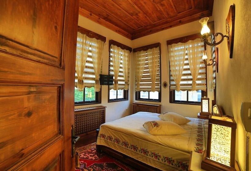 تختخواب و صبحانه Akif Bey Konagi