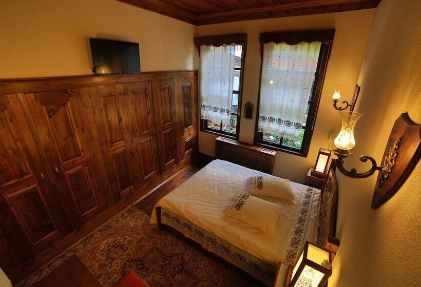 تختخواب و صبحانه Akif Bey Konagi