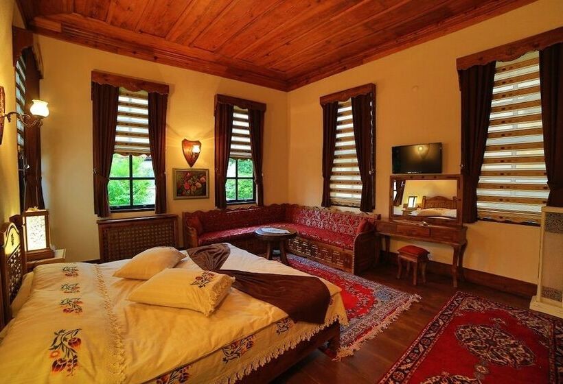 تختخواب و صبحانه Akif Bey Konagi