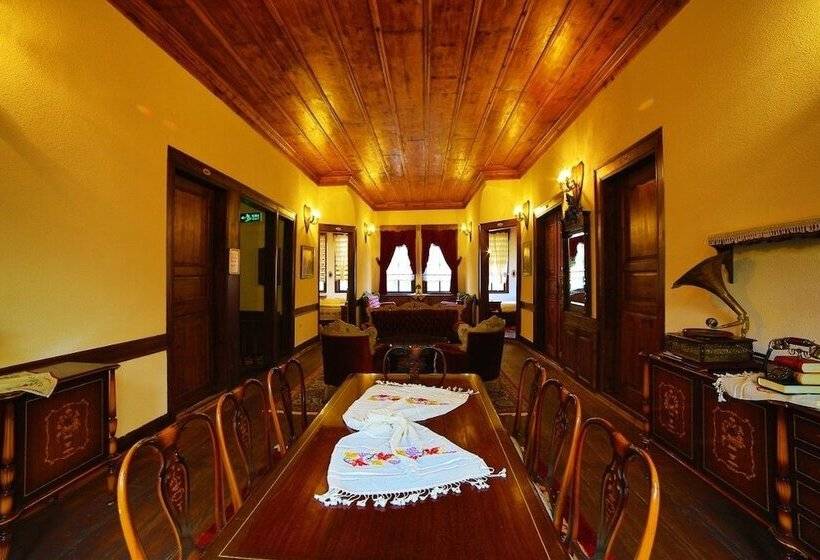 تختخواب و صبحانه Akif Bey Konagi