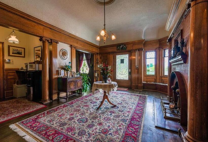 Simmons Bond Inn Bed & Breakfast