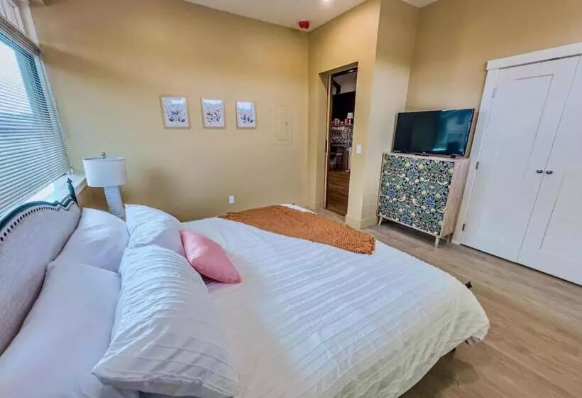 هتل Peach Street Inn Suite 2