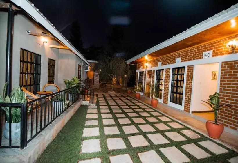 Aamiaismajoitus (B&B) Katiti Lodge