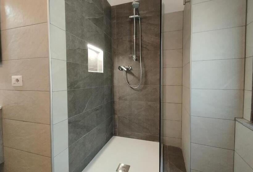 פנסיון Kalon Brion House