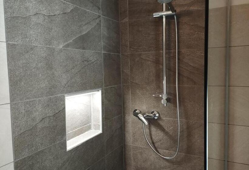 פנסיון Kalon Brion House