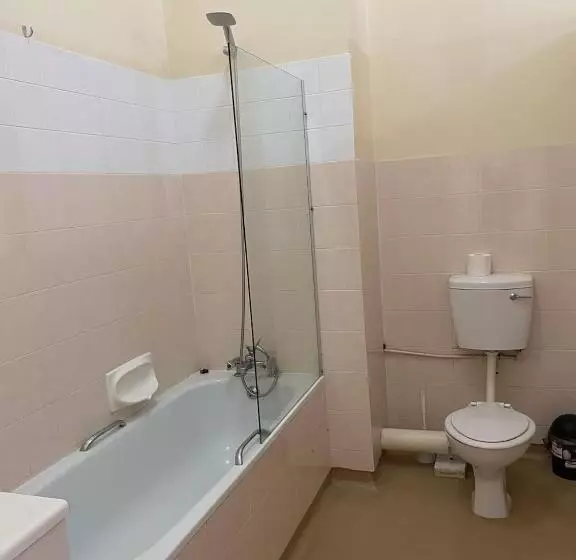 پانسیون St Luke S Retreat Centre And Guest House