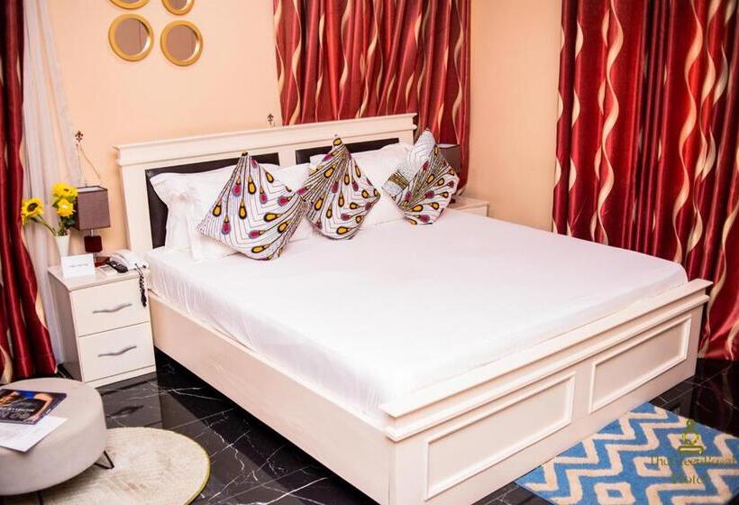 Отель The Green Royal