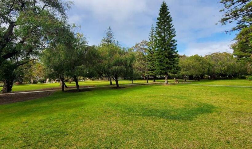 Central Subiaco Oasis 1 Bedroom Unit